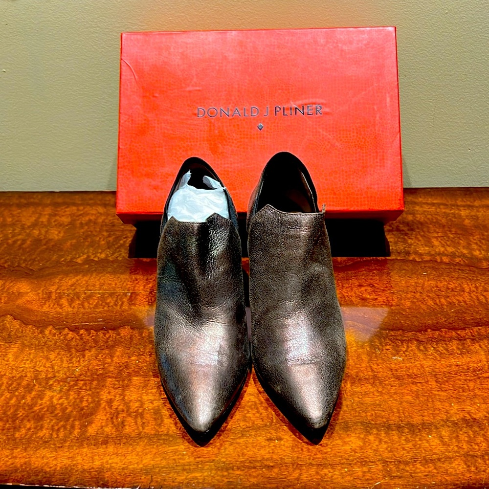 Donald Pliner booties size 9 M